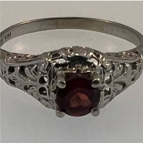 2/6–17 Vintage 10k White Gold and Garnet Filigree Ring